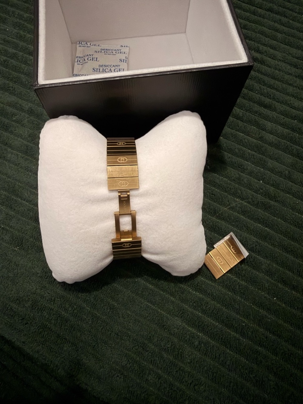 Gucci Grip Gold-Tone Logo-Pattern Bracelet Watch - Picture 3 of 7